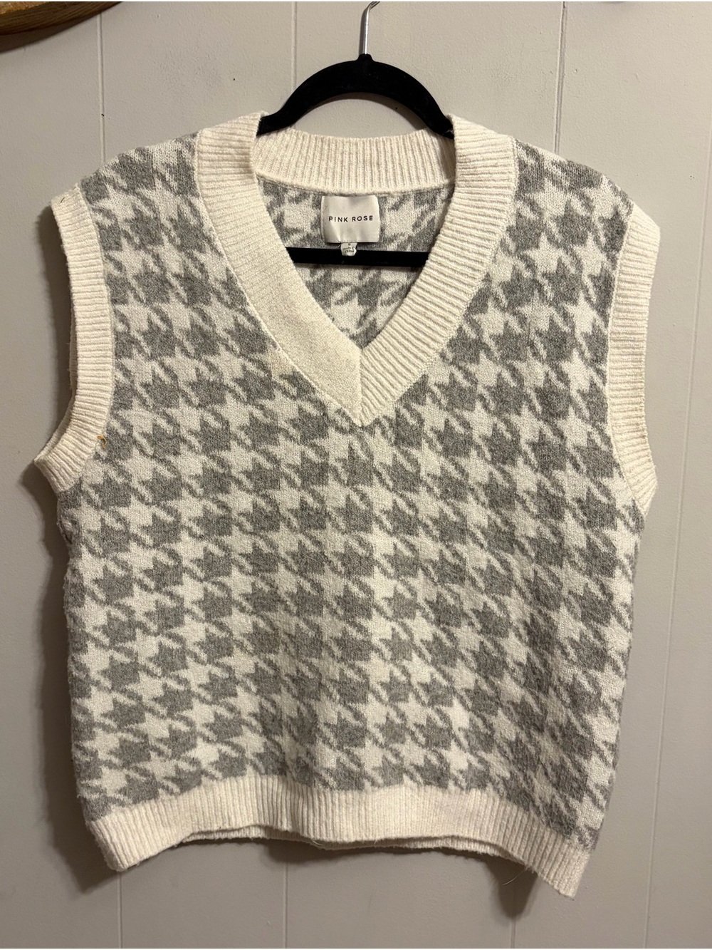 PINK ROSE Women’s Gray & White Houndstooth V-Neck Sweater Vest